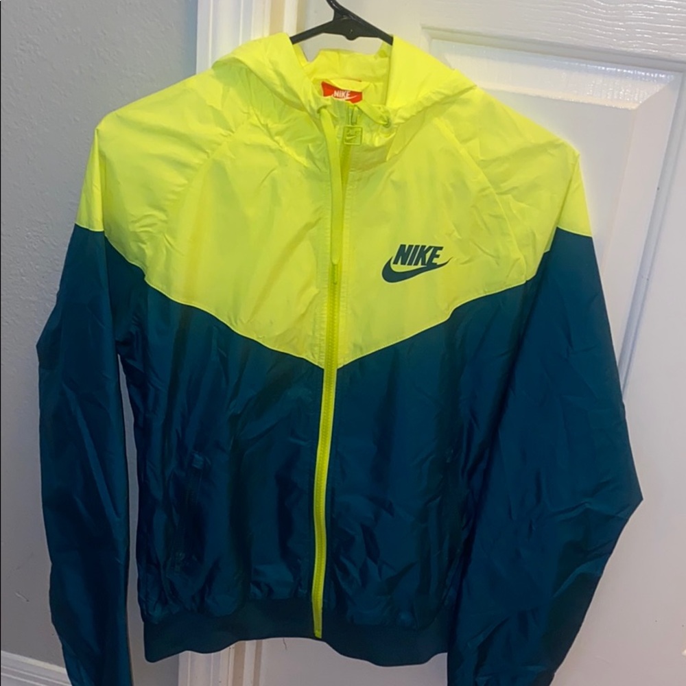 Nike winds breaker retro style